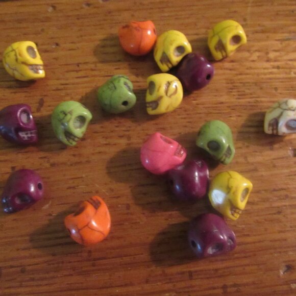 Lot 200+multi Color Colorful 8x10mm Carved Stone Skull Beads Howlite Jewelry - Picture 9 of 9